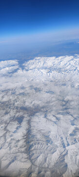 空中俯瞰雪山