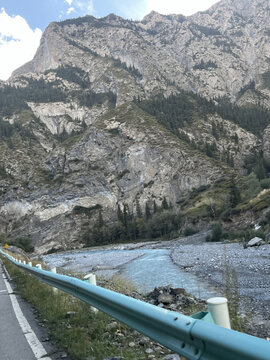 新疆独库公路的高山峡谷