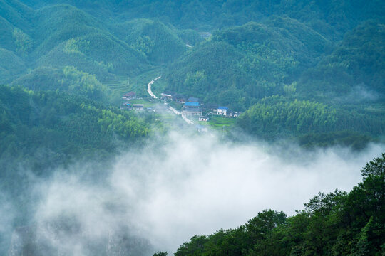 山里山村云雾缭绕美丽景象
