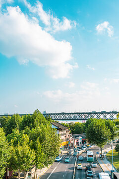 蓝天白云下的武汉城市街景