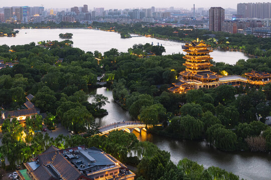 山东济南大明湖超然楼夜景航拍