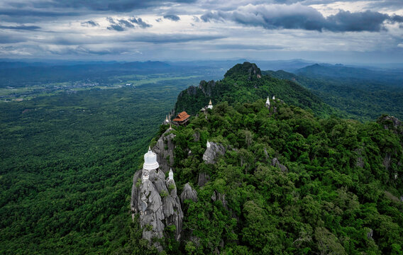 泰国南邦府山顶上的天空之寺