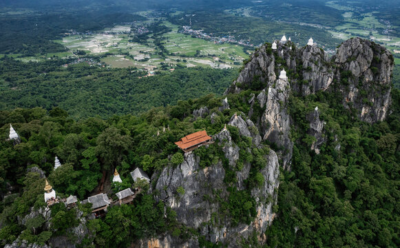 泰国南邦府悬崖上的天空之寺