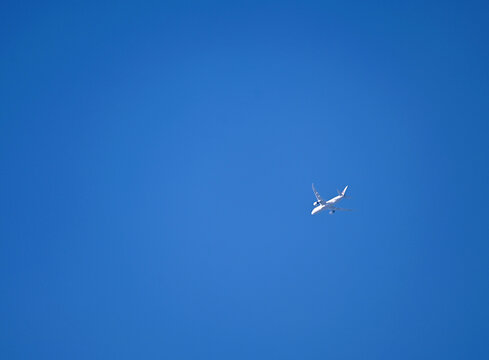 蓝色天空中的飞机