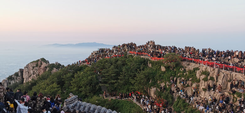 泰山瞻鲁台看日出的人海