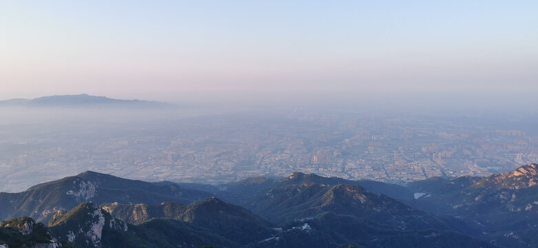 泰山顶俯瞰泰安城