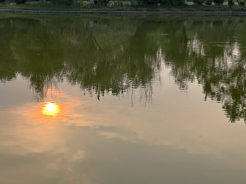 日落时的湖景