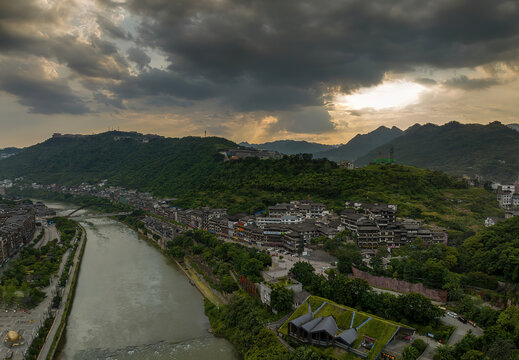 美酒河赤水河茅台镇夜景图