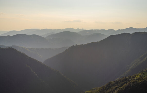 朦胧群山