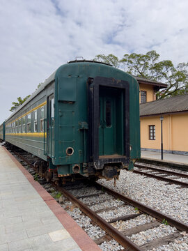 三水绿皮火车与旧车站
