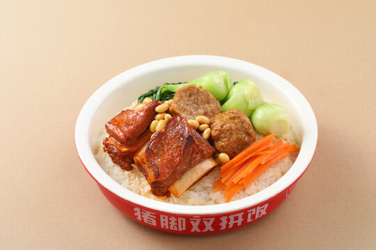 牛排拼獅子頭飯