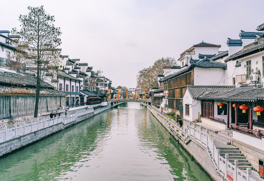 江苏南京秦淮河水边的房屋