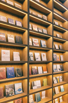 南京书店里陈列书籍的大型书柜