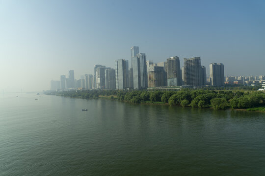 雾天长沙江景