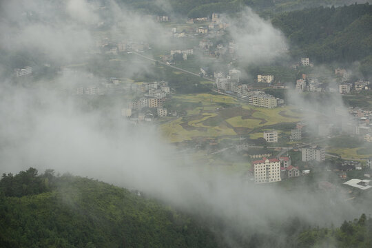 山间云雾