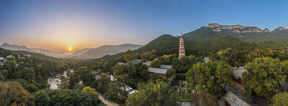 宽幅济南灵岩寺秋色全景