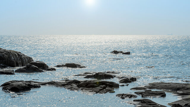 阳光照耀在海平面与岩石