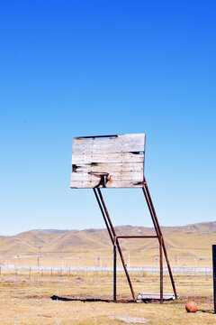 草原牧场和篮球架