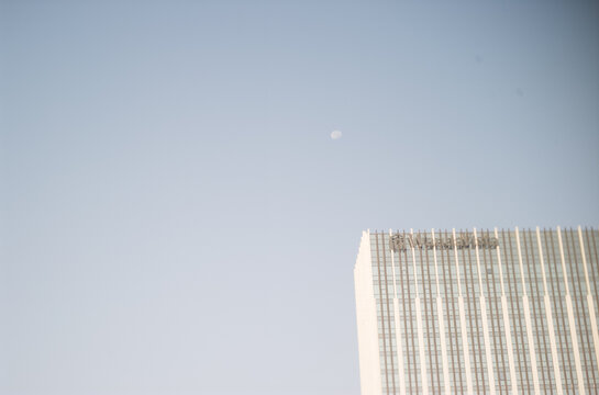 月亮和建筑