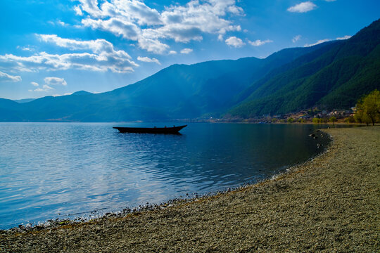 云南泸沽湖景区宁静湖面小船