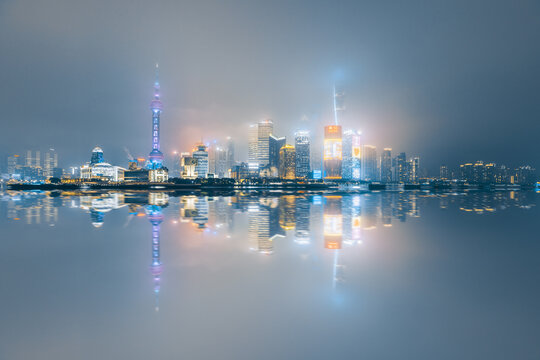 上海雾中城市天际线夜景