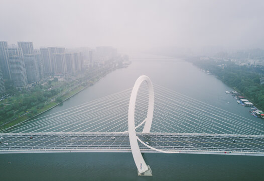 航拍雨雾天气中的柳州白沙大桥