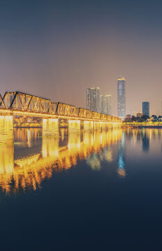 江上铁路桥和高楼广西柳州铁桥