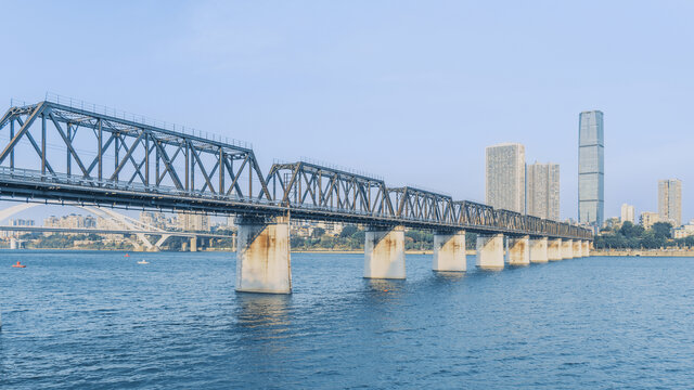 蓝天下的柳州铁桥和摩天大楼