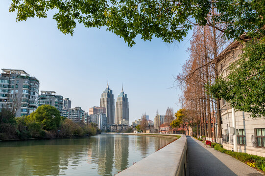 上海苏州河畔建筑