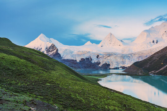 西藏萨普神山和高原湖泊美景