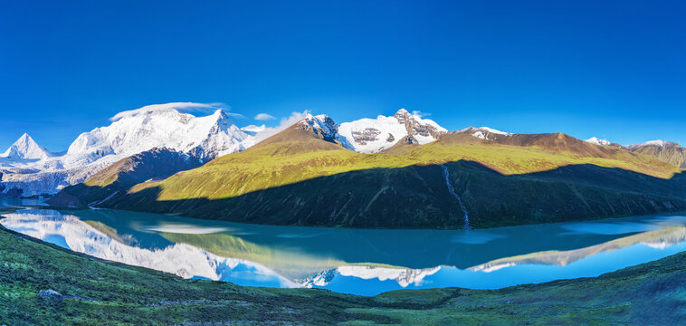 西藏萨普神山和高原湖泊美景