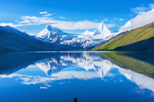 西藏萨普神山和高原湖泊美景