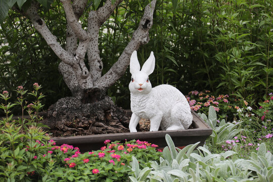 小白兔子雕塑