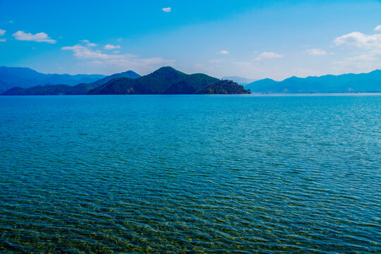 云南泸沽湖景区宁静湖面涟漪