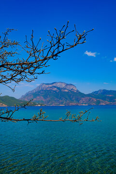 云南泸沽湖景区女神山手机屏保