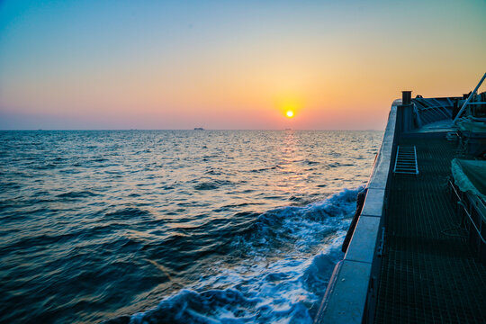 海浪花深海船日出日落行驶背景