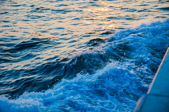 海浪花深海船日出日落行驶背景