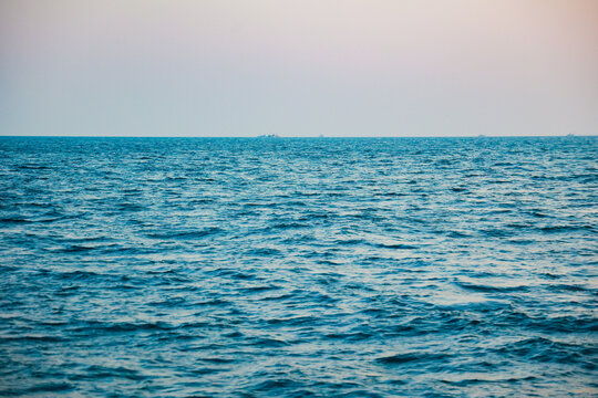 海浪花深海船日出日落行驶背景