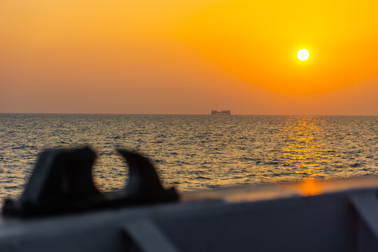 海浪花深海船日出日落行驶背景