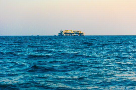 海浪花深海船日出落行驶背景