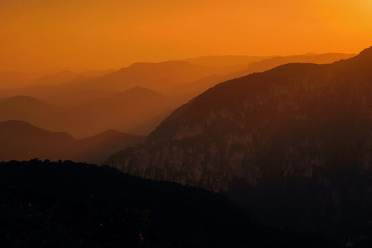 夕阳下的山峰