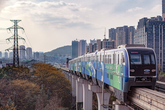 列车行驶在城市之中的高架桥