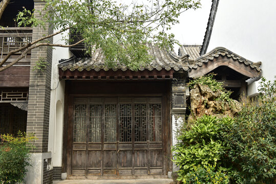 中式雕花门窗