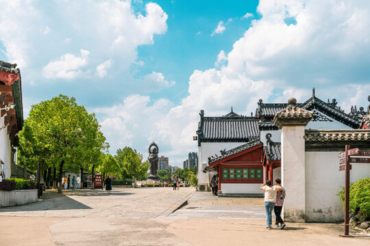 蓝天白云下的归元禅寺