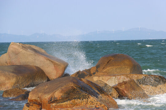 海浪拍打岩石