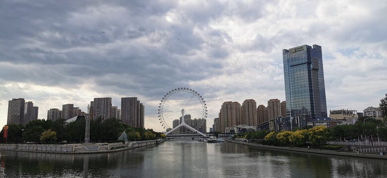 乌云下的天津之眼全景