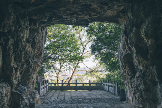 广西柳州箭盘山溶洞内向外看