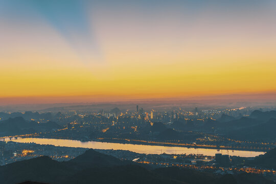 夕阳余晖中的柳州城市风光