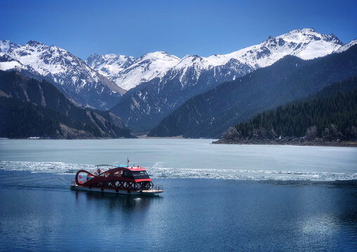 新疆湖泊雪山