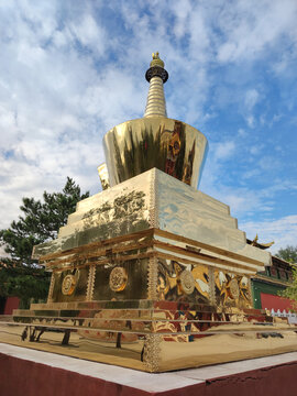 藏族寺庙鎏金佛塔